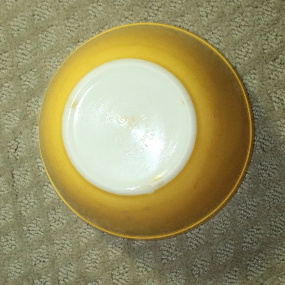 Vintage PYREX Yellow 402 1 1/2 QT Nesting Mixing Bowl Primary Color Made in USA
